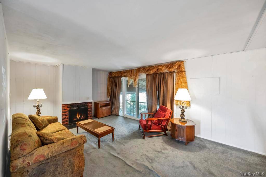 Plainview, NY 11803,4 Hope DR