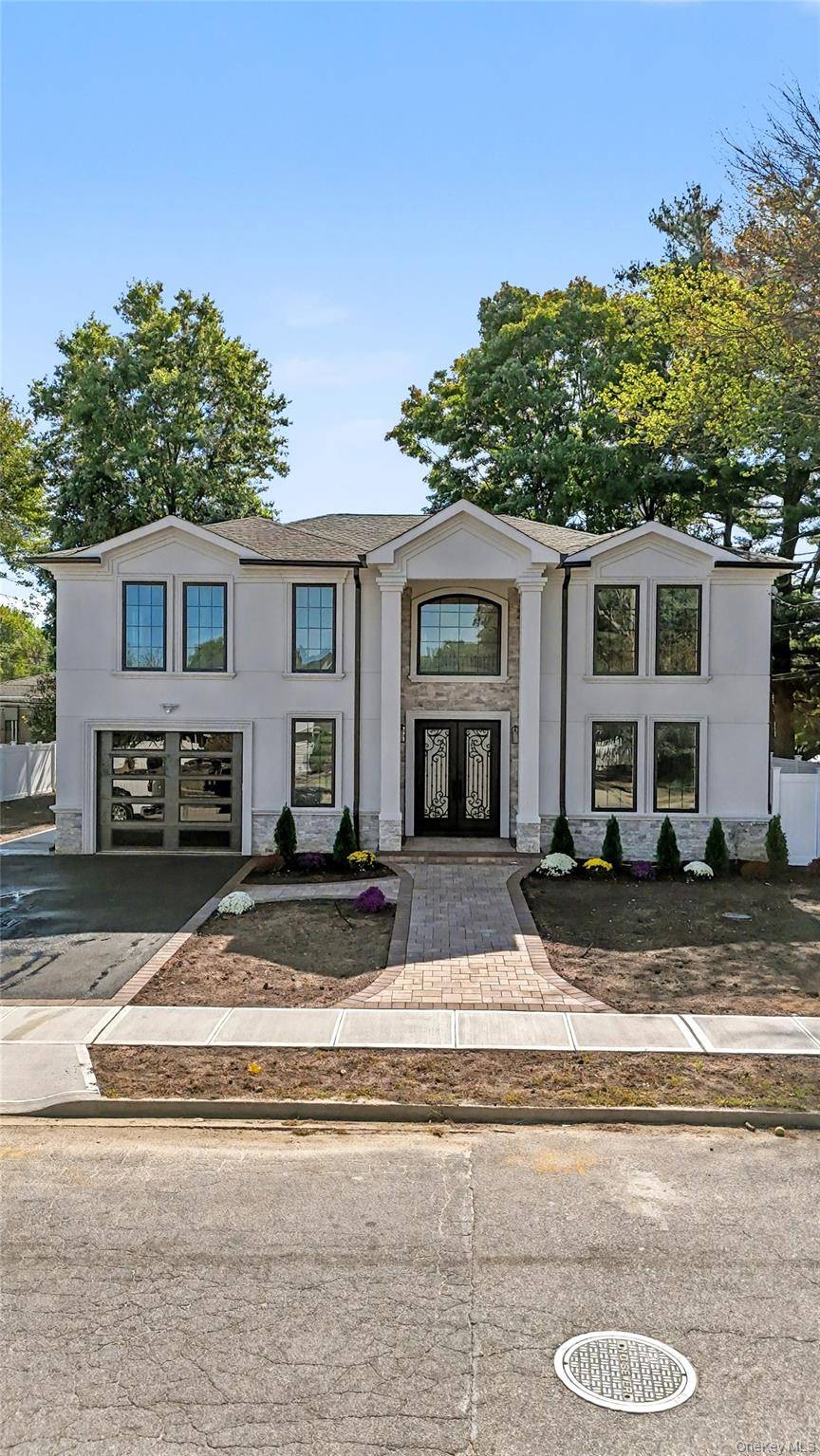 Hicksville, NY 11801,2 Blueberry LN