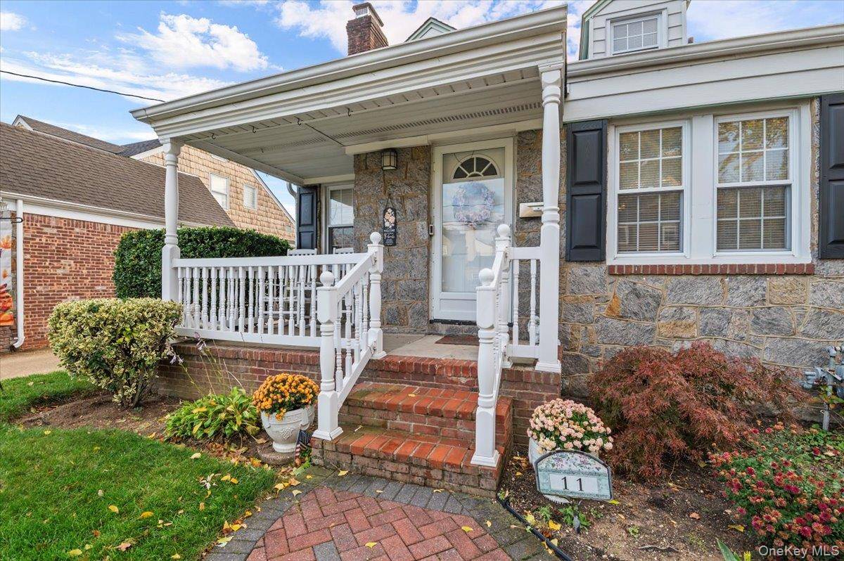 Malverne, NY 11565,11 Walker ST