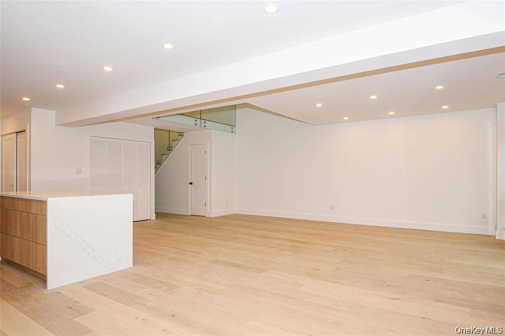 Woodbury, NY 11797,95 Woodlake DR #95