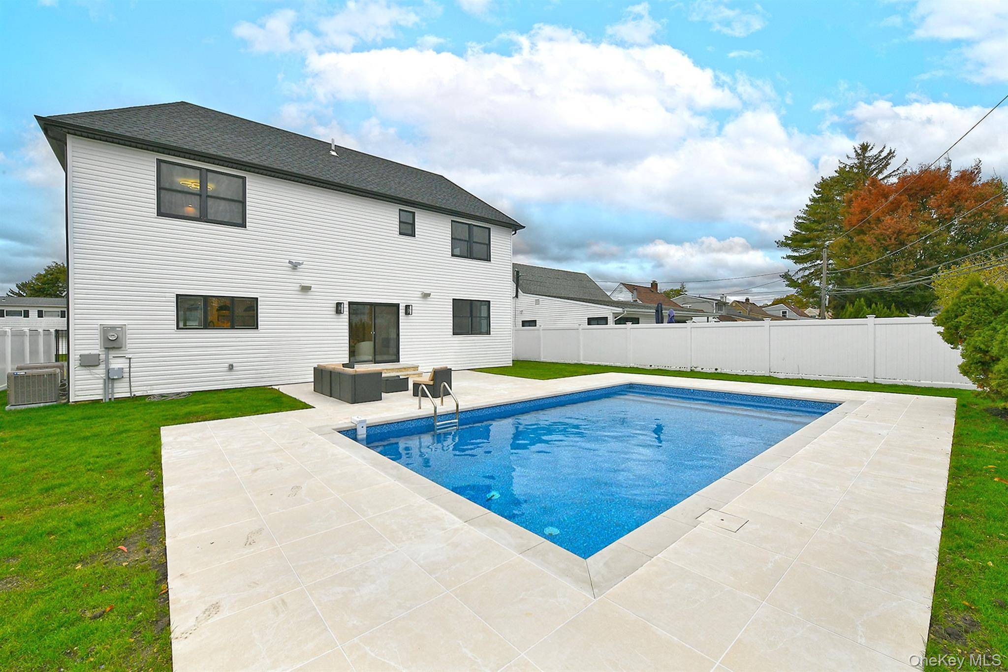 Westbury, NY 11590,39 Forest LN