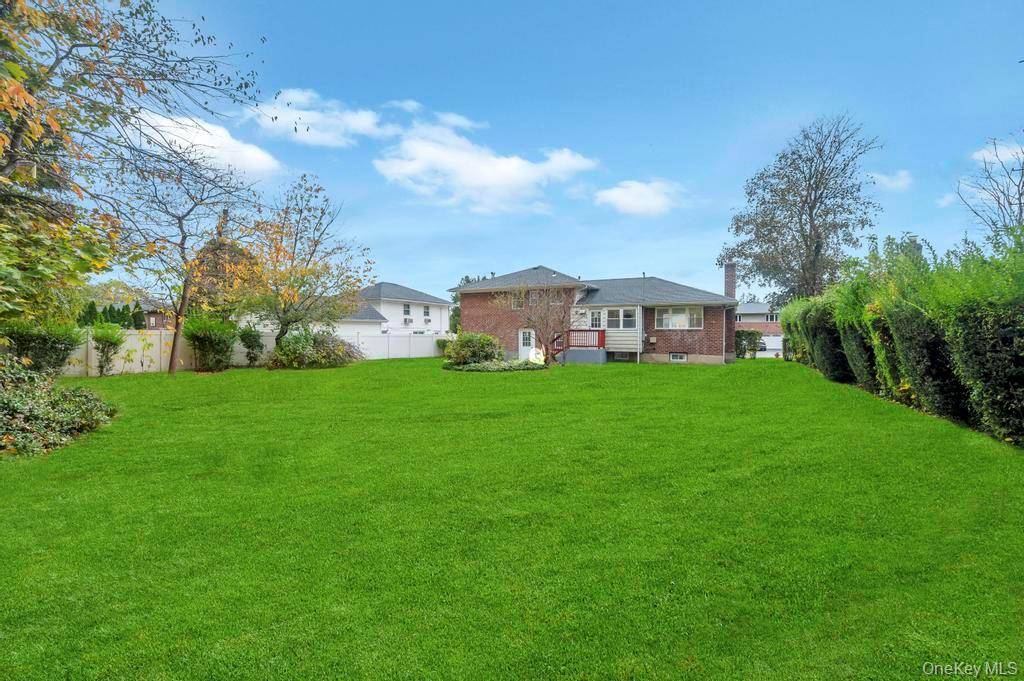 Melville, NY 11747,33 Eastfield LN