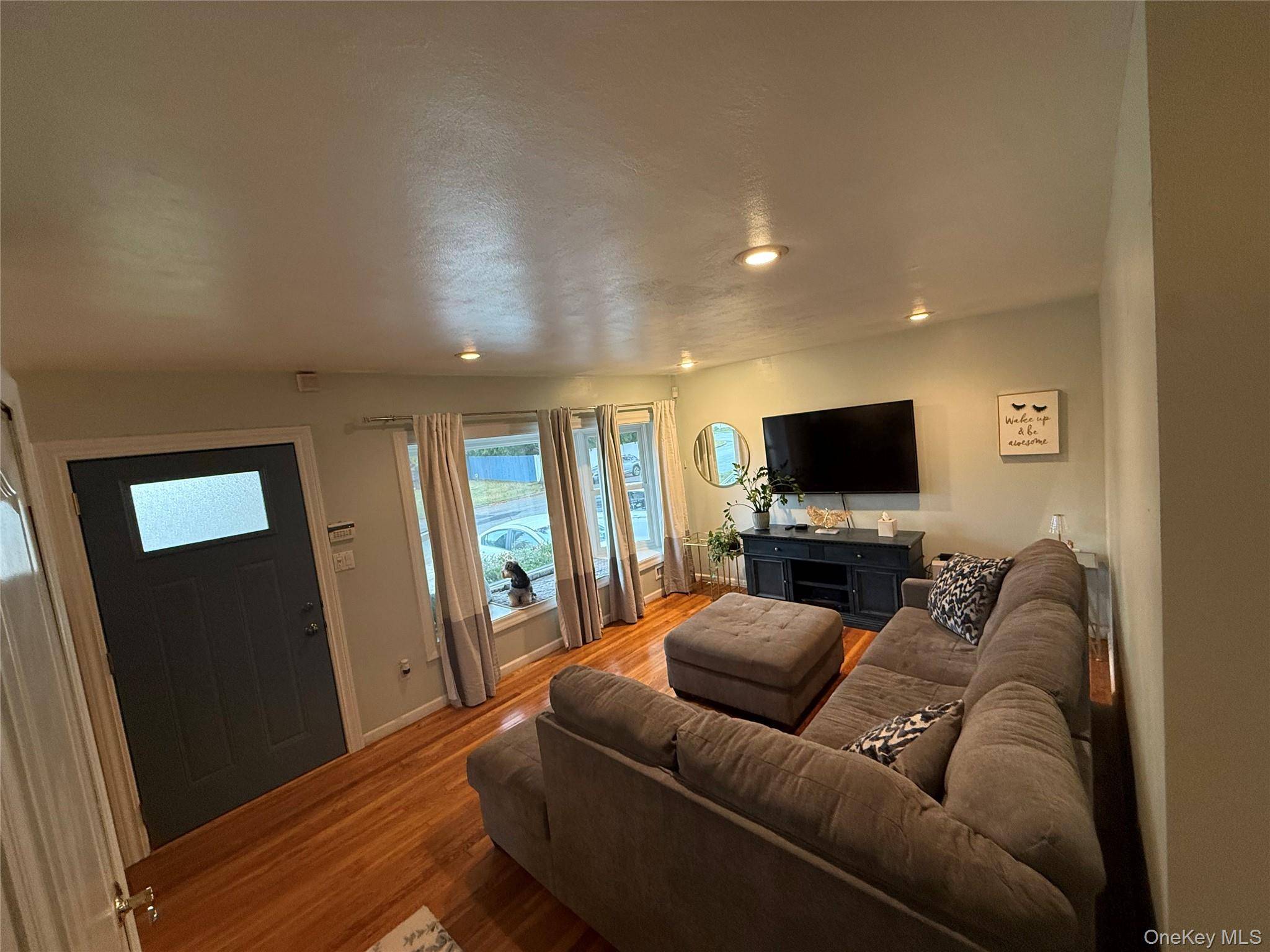 Commack, NY 11725,20 Sugarwood LN