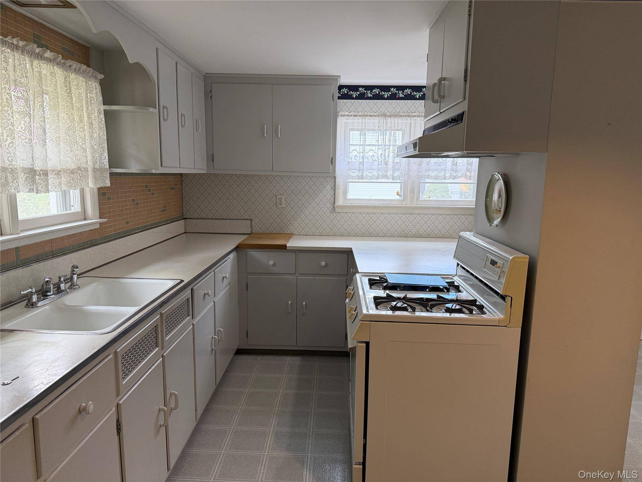 Poughkeepsie, NY 12601,4 Cherry LN