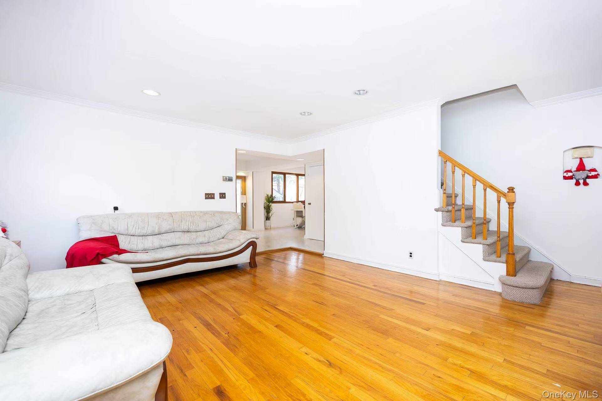 Bayside, NY 11364,56-28 213th ST