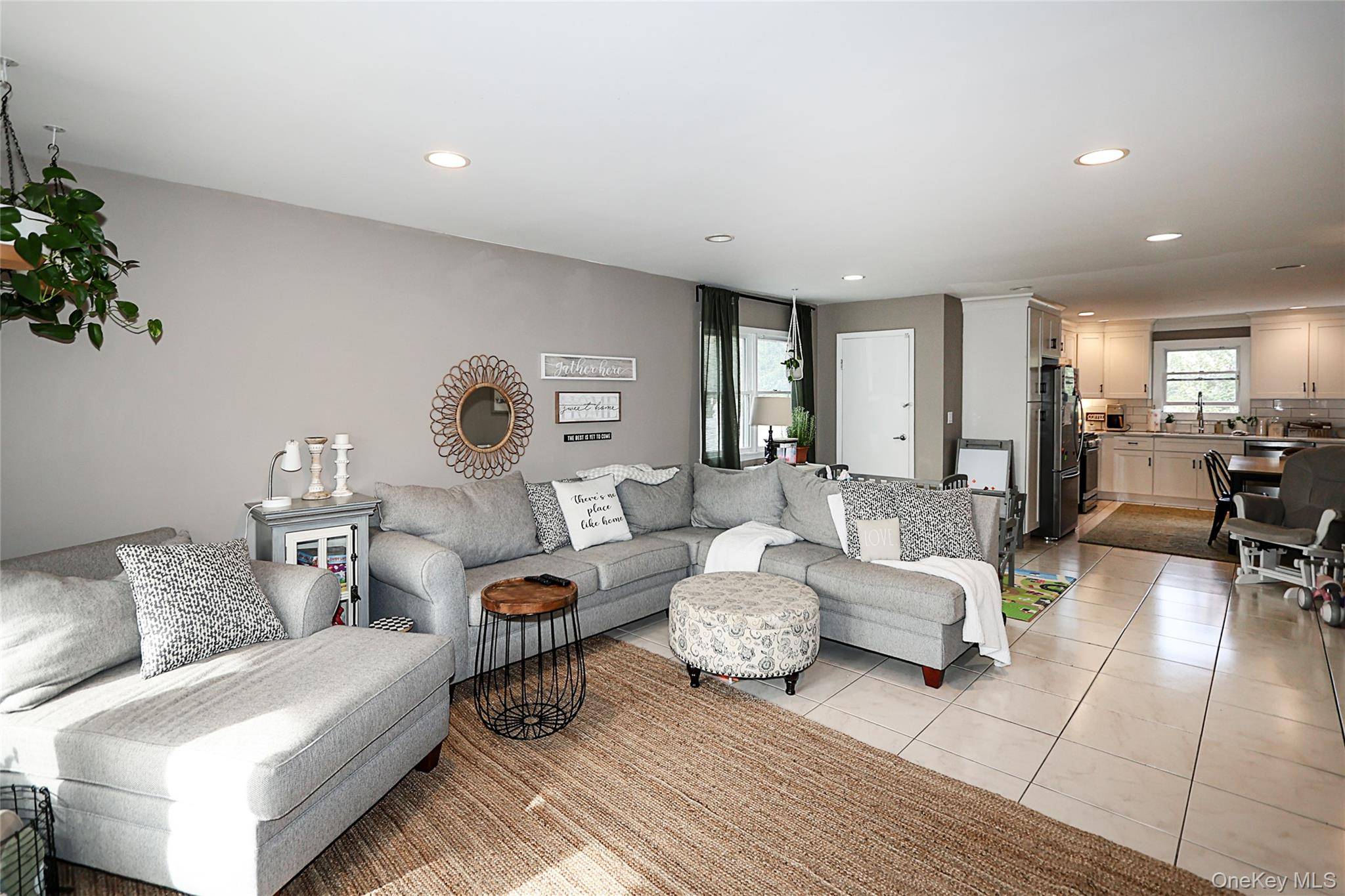 Westbury, NY 11590,83 Lexington AVE