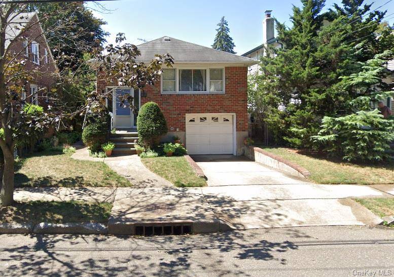 Floral Park, NY 11001,132 A Hawthorne AVE