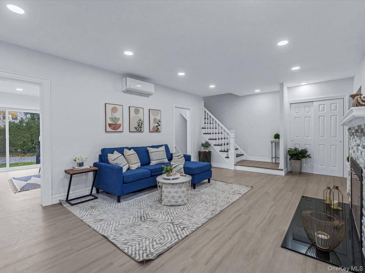 Great Neck, NY 11023,62 Essex RD