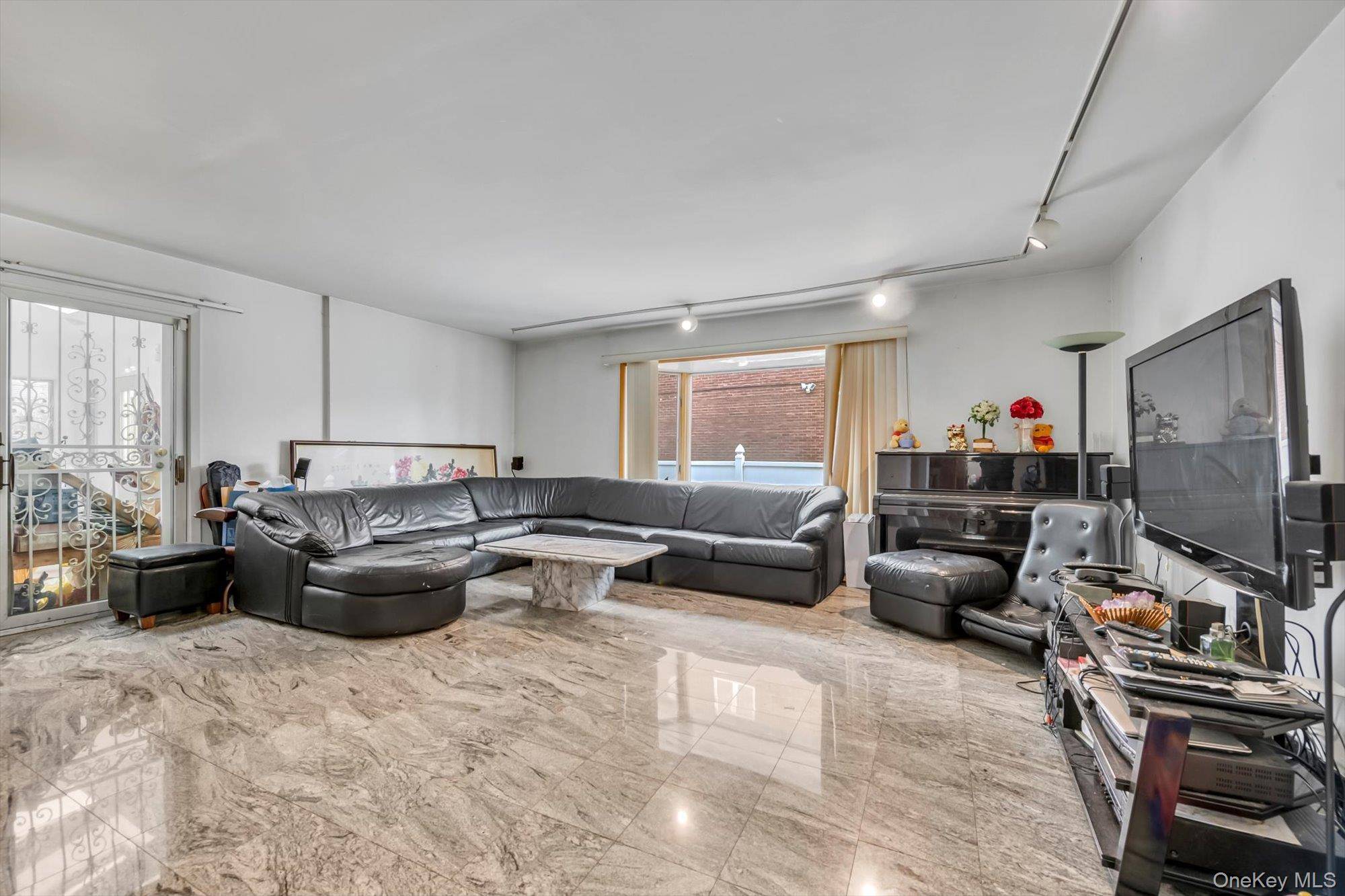 Little Neck, NY 11362,25271 Brattle AVE