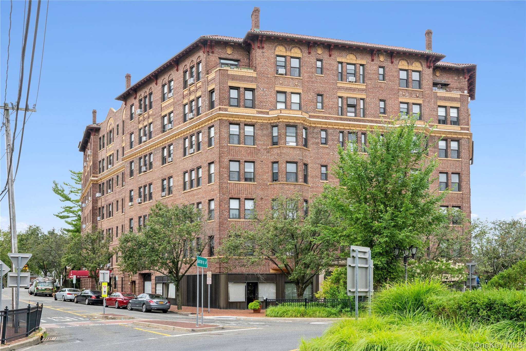 Great Neck, NY 11021,8 Barstow RD #2B