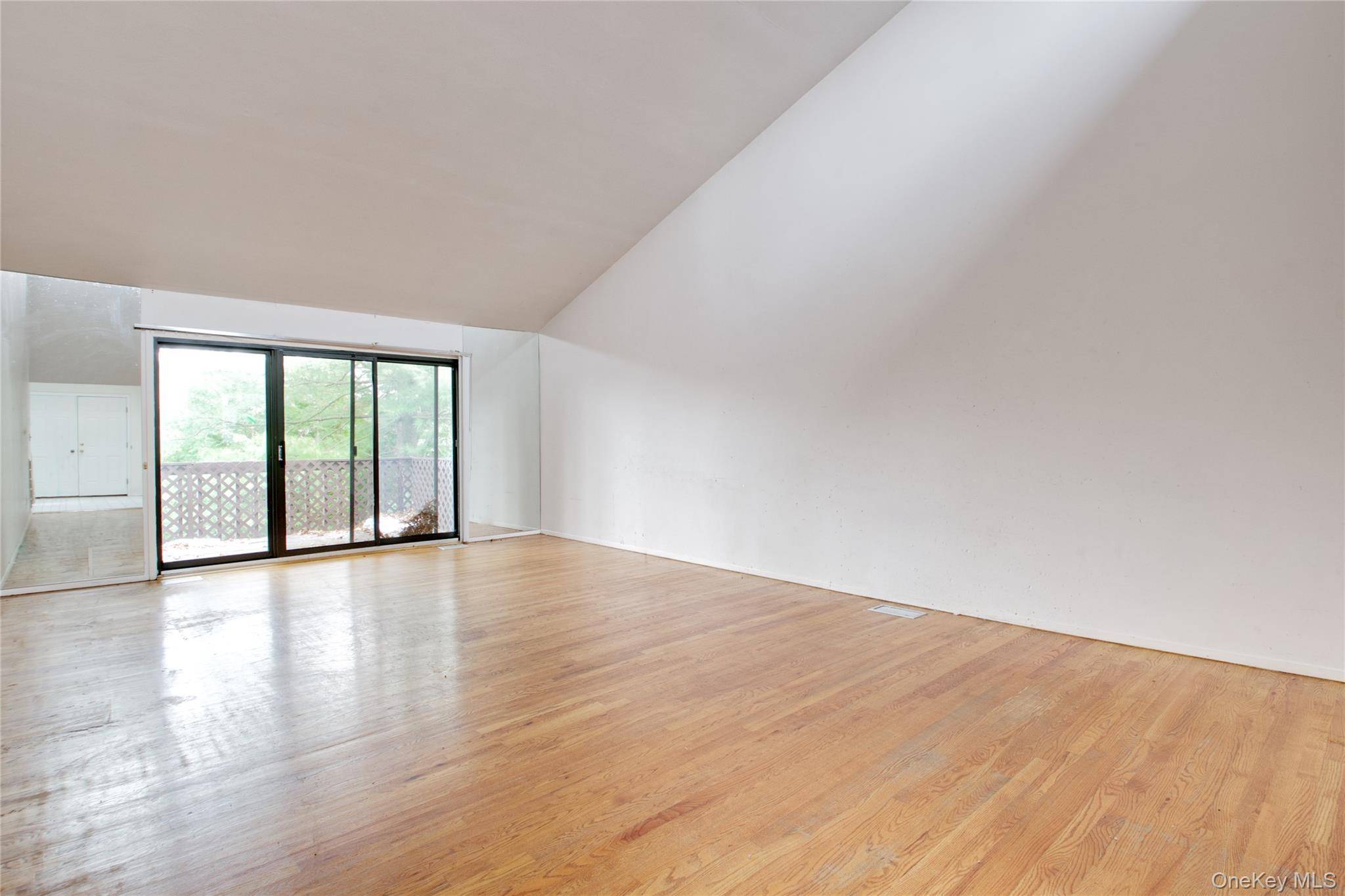 Roslyn, NY 11576,29 Woodland DR