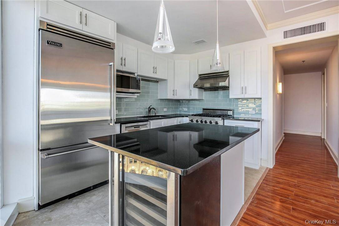 White Plains, NY 10601,1 Renaissance SQ #11G