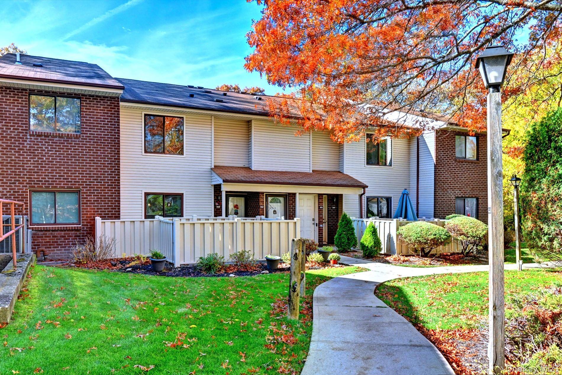 Coram, NY 11727,967 Skyline DR