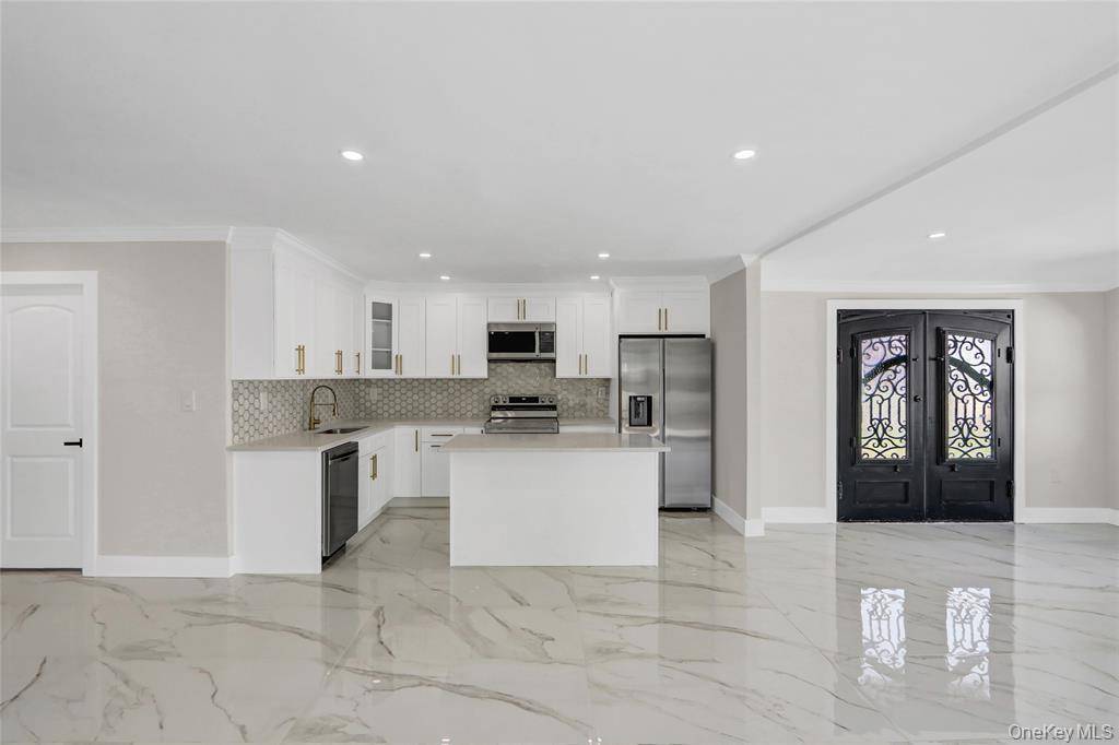 Levittown, NY 11756,12 Woodcock LN