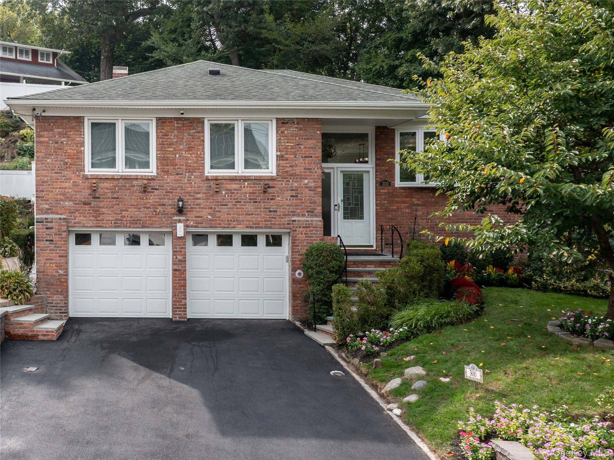 Manhasset, NY 11030,300 Thompson Shore RD