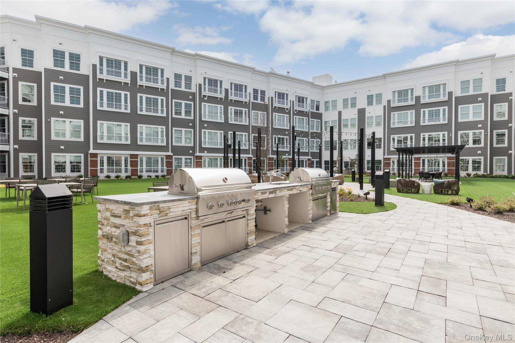 Lindenhurst, NY 11757,75 E Hoffman AVE #2077