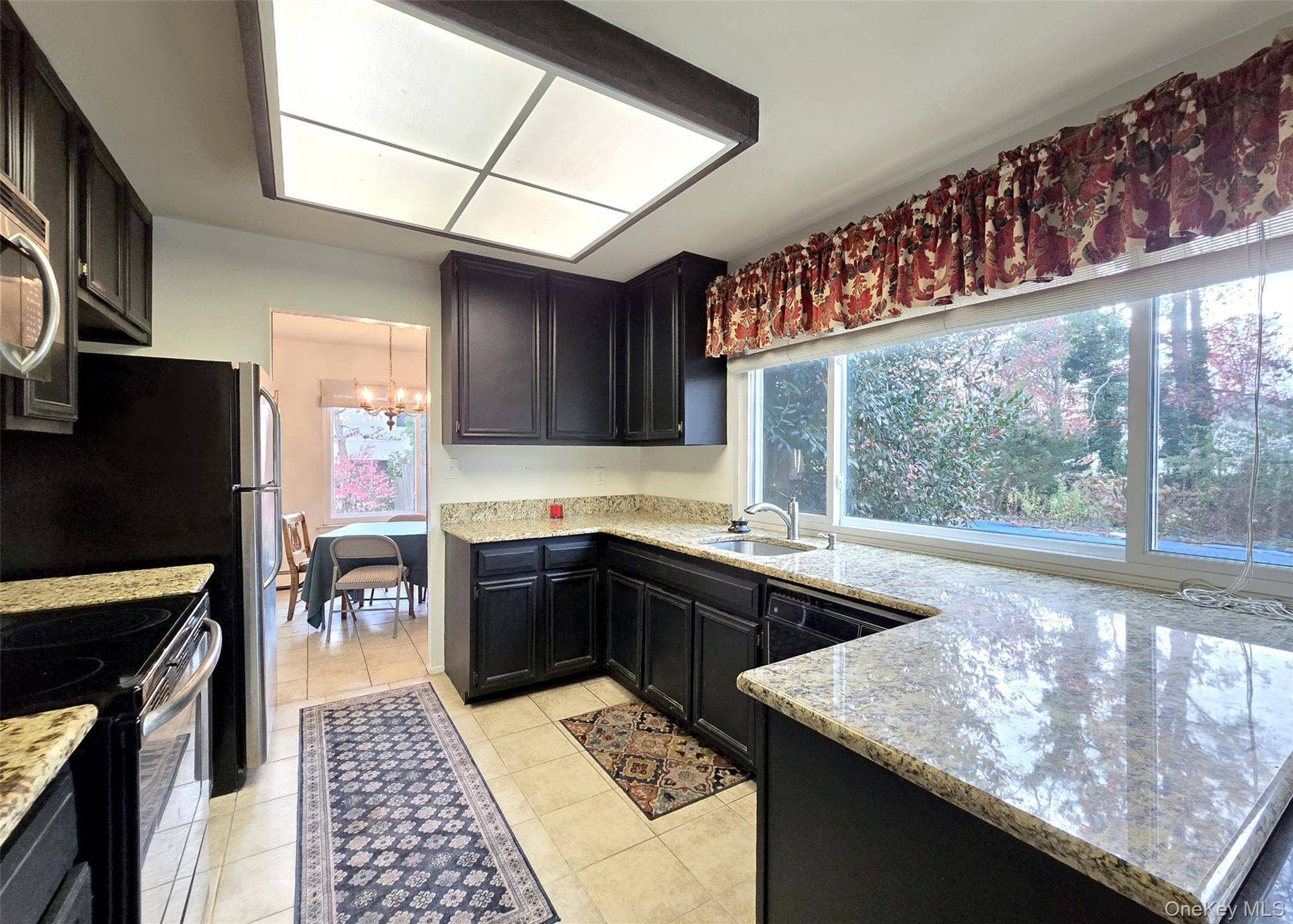 Coram, NY 11727,48 Glenmere LN