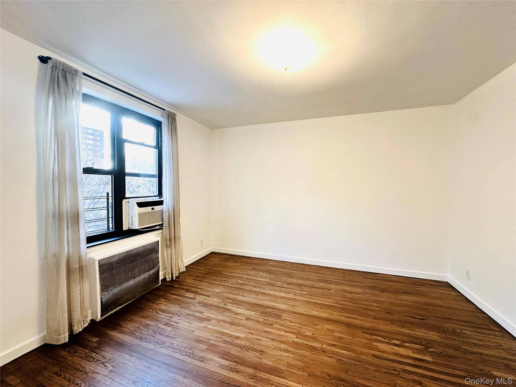 Woodside, NY 11377,52-25 39th RD #3C