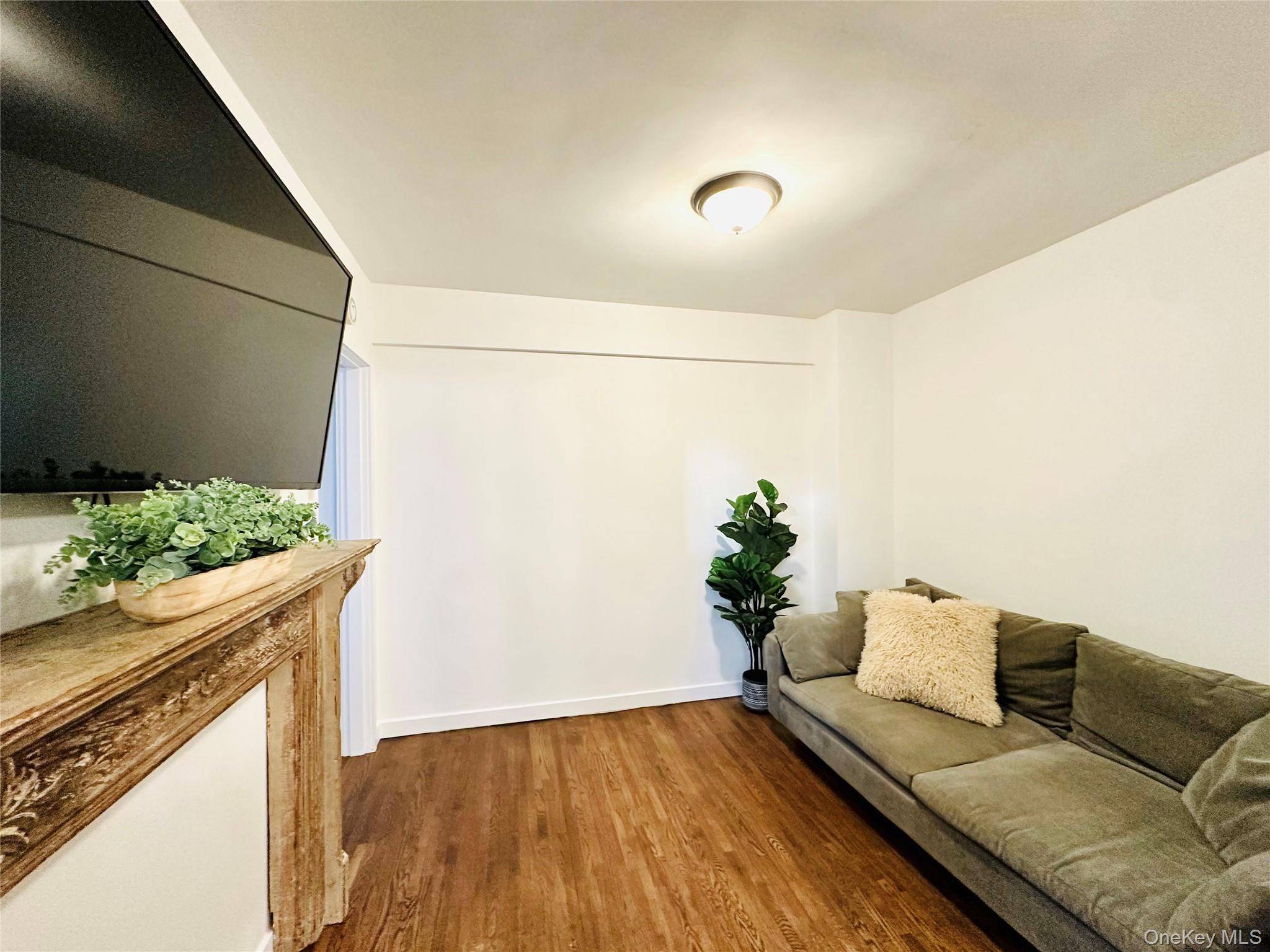 Woodside, NY 11377,52-25 39th RD #3C