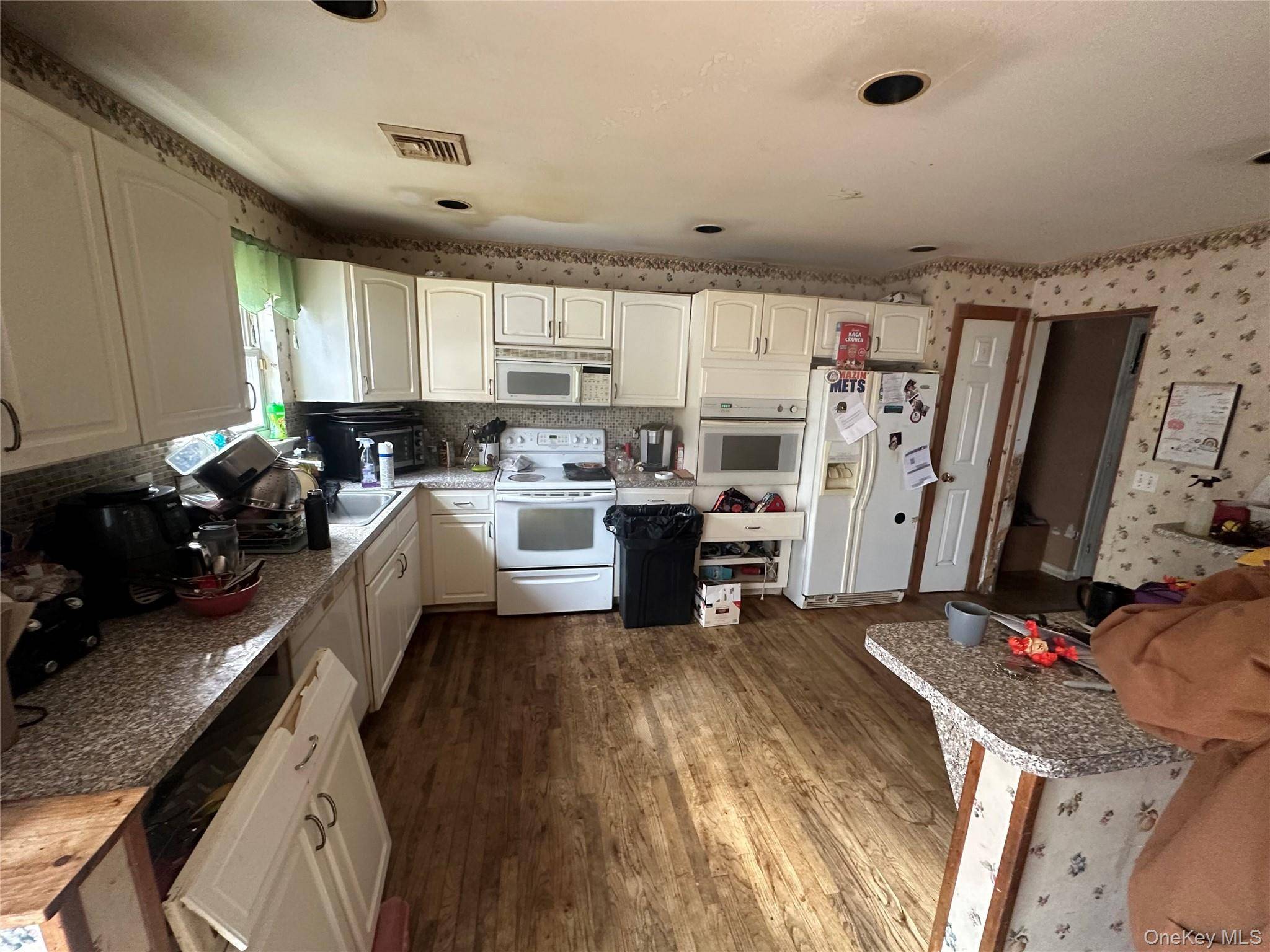 Islip Terrace, NY 11752,186 Islip BLVD