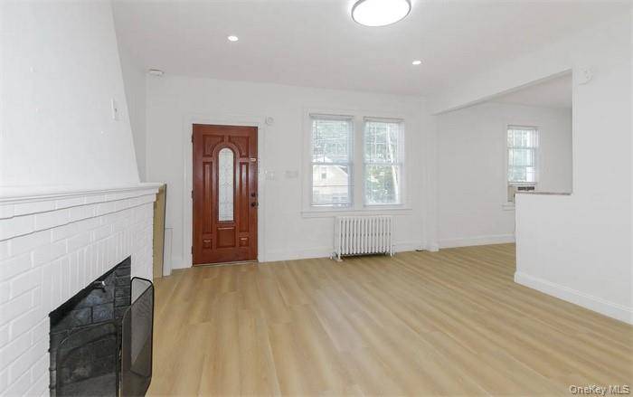 Great Neck, NY 11024,11 Floyd PL #A