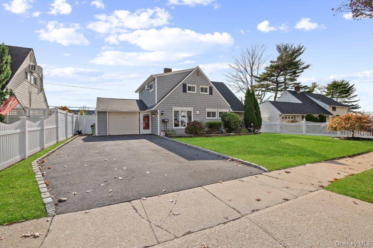 Wantagh, NY 11793,341 Red Maple DR