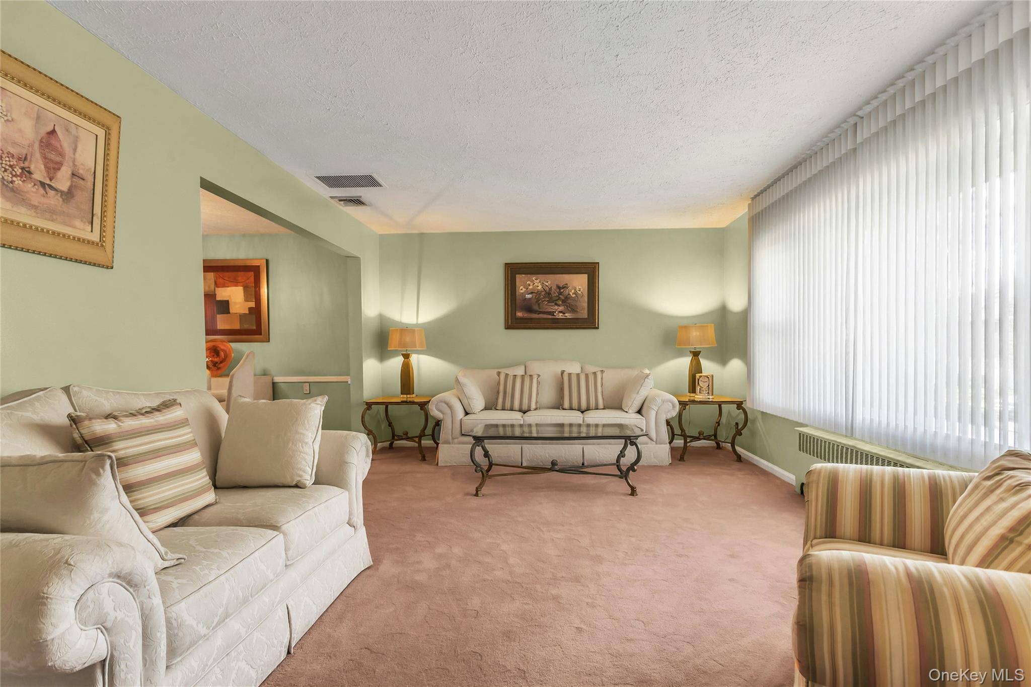 Westbury, NY 11590,946 Bard RD