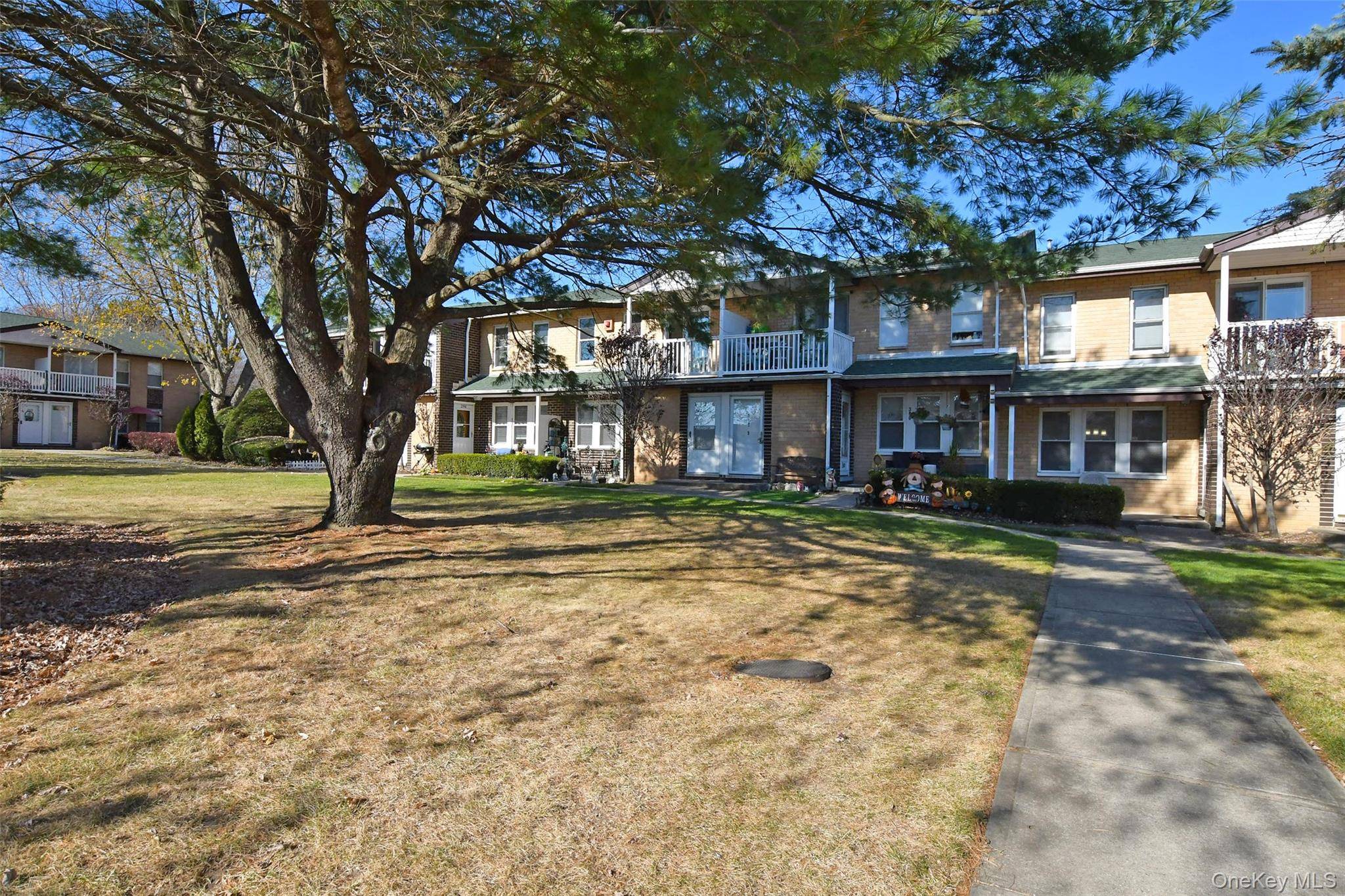 Middle Island, NY 11953,301 Artist Lake DR