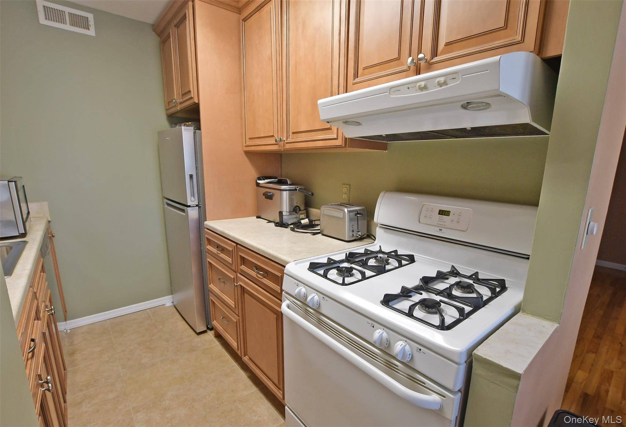 Middle Island, NY 11953,301 Artist Lake DR