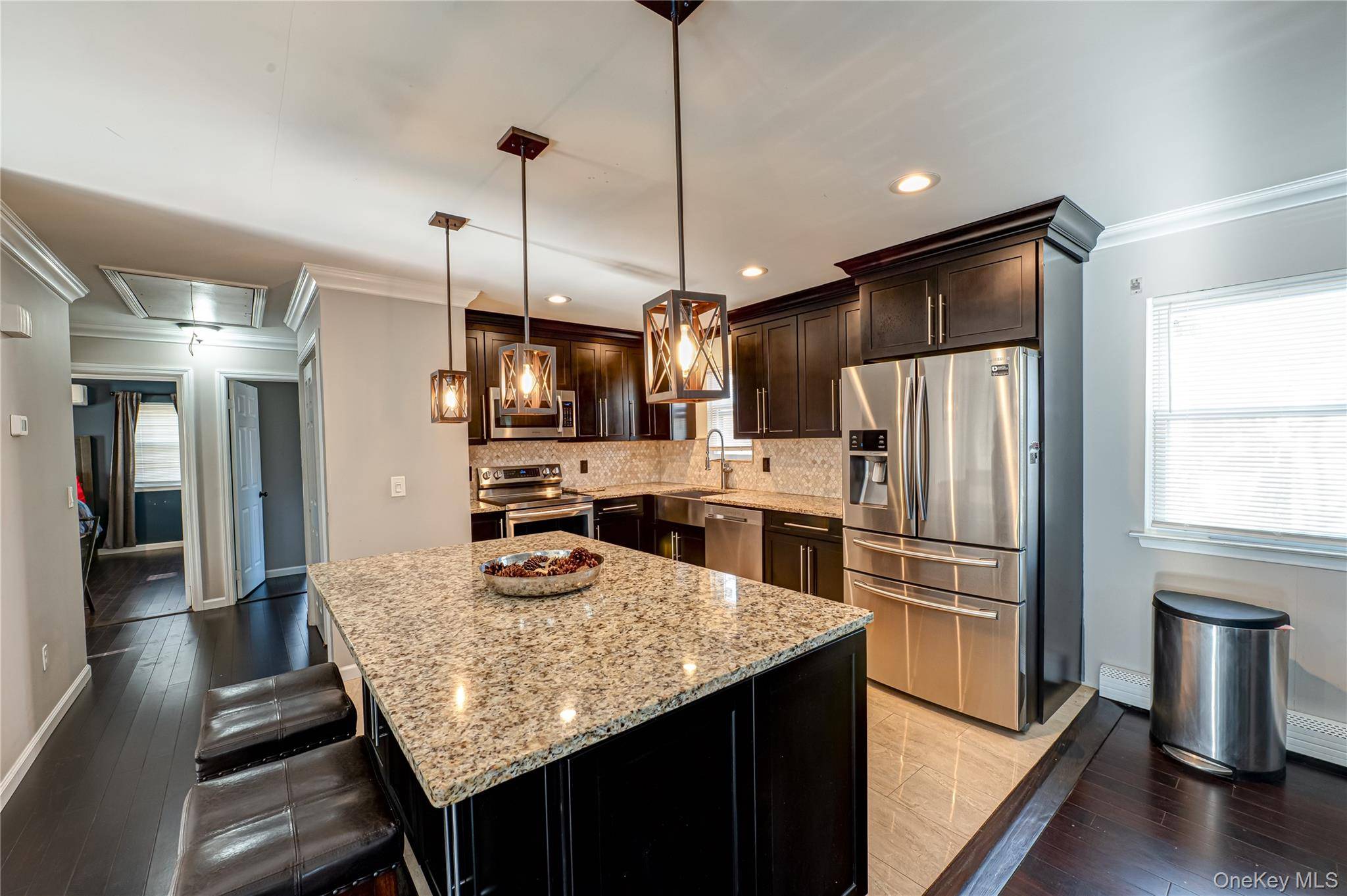 Huntington, NY 11743,27 MANCHESTER RD