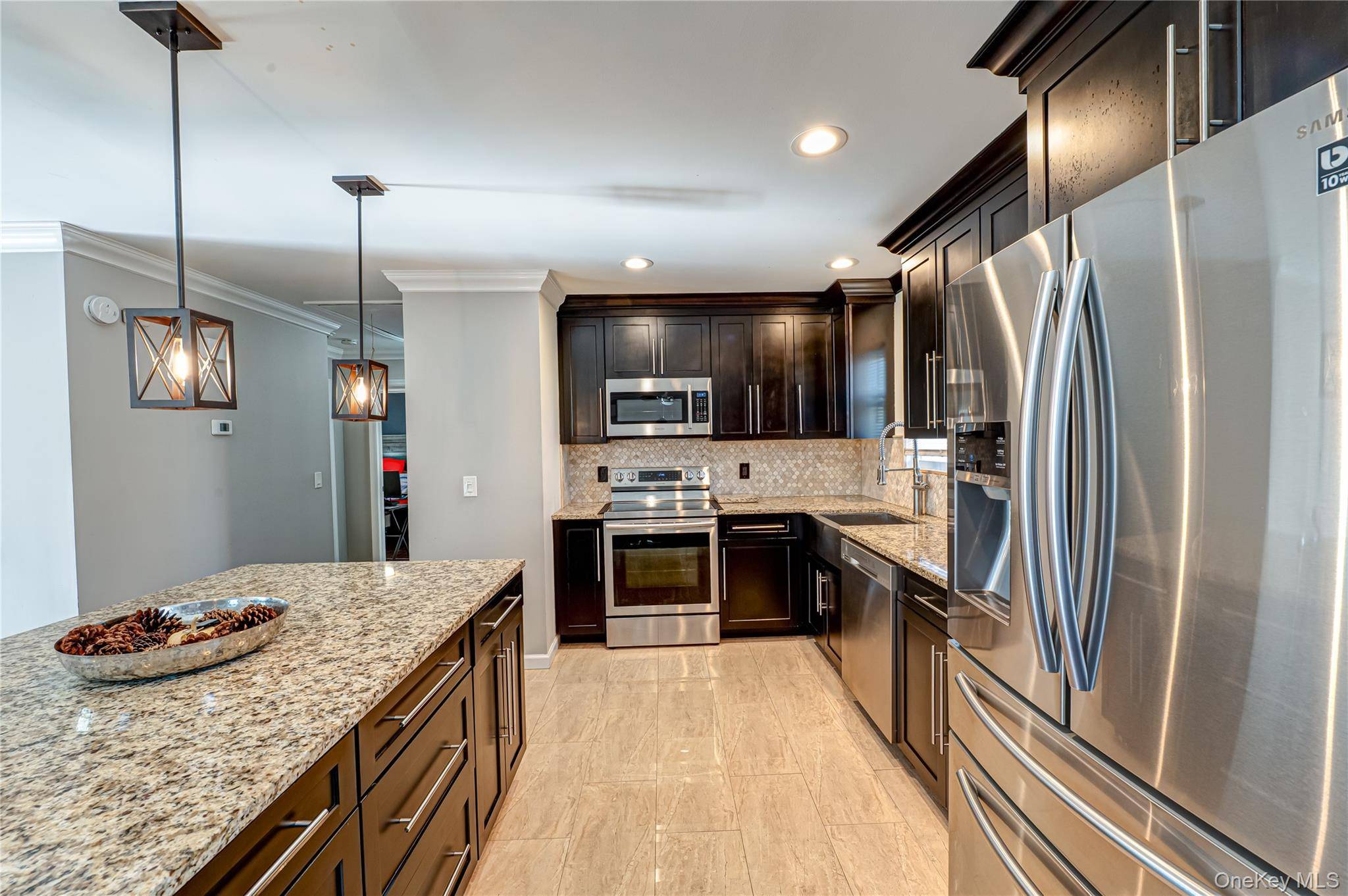 Huntington, NY 11743,27 MANCHESTER RD