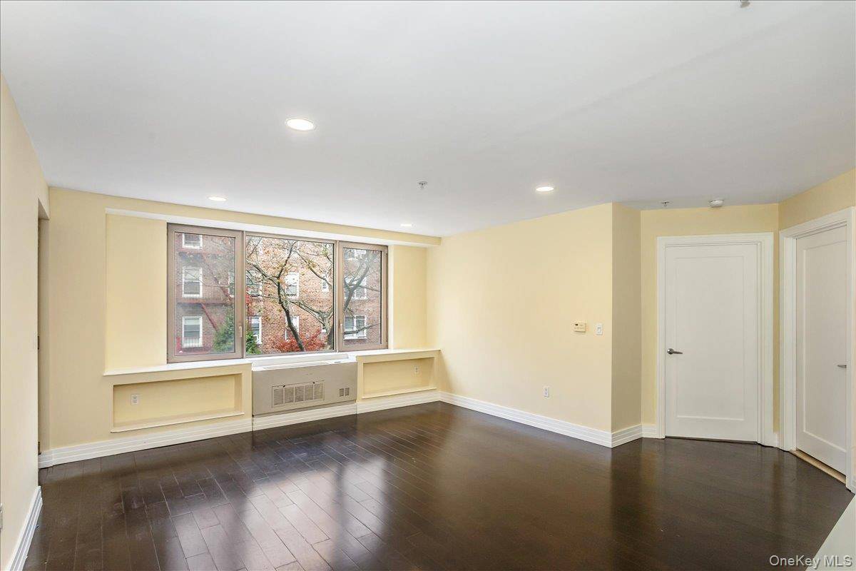 Forest Hills, NY 11375,6405 Yellowstone BLVD #207
