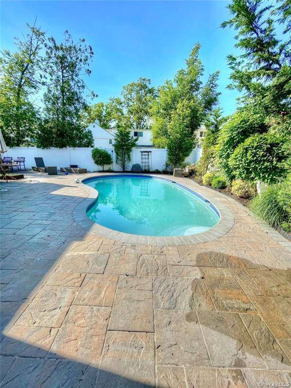 Oceanside, NY 11572,266 Thompson AVE