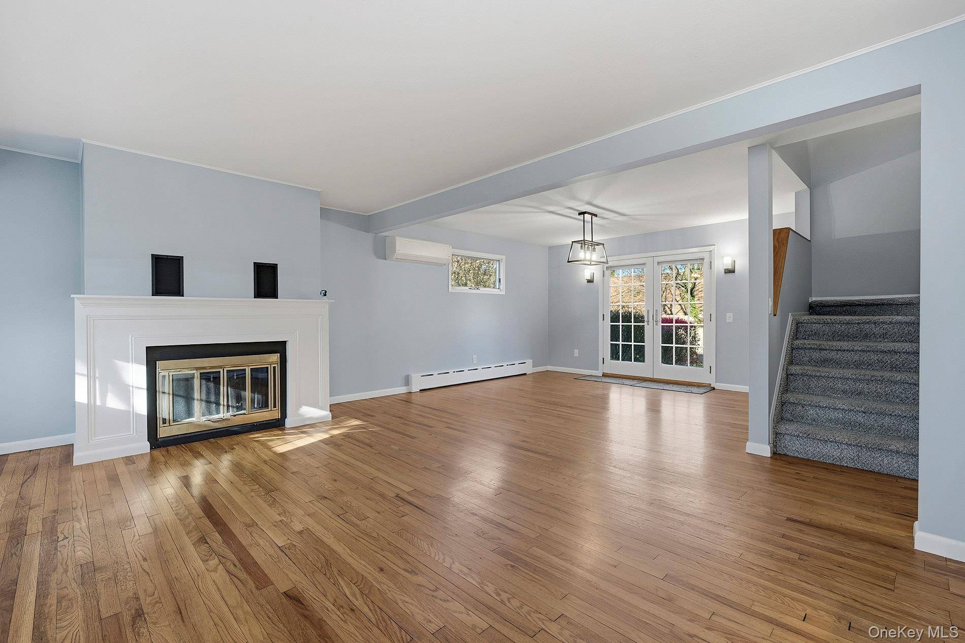 Huntington Station, NY 11746,135 E 25th ST