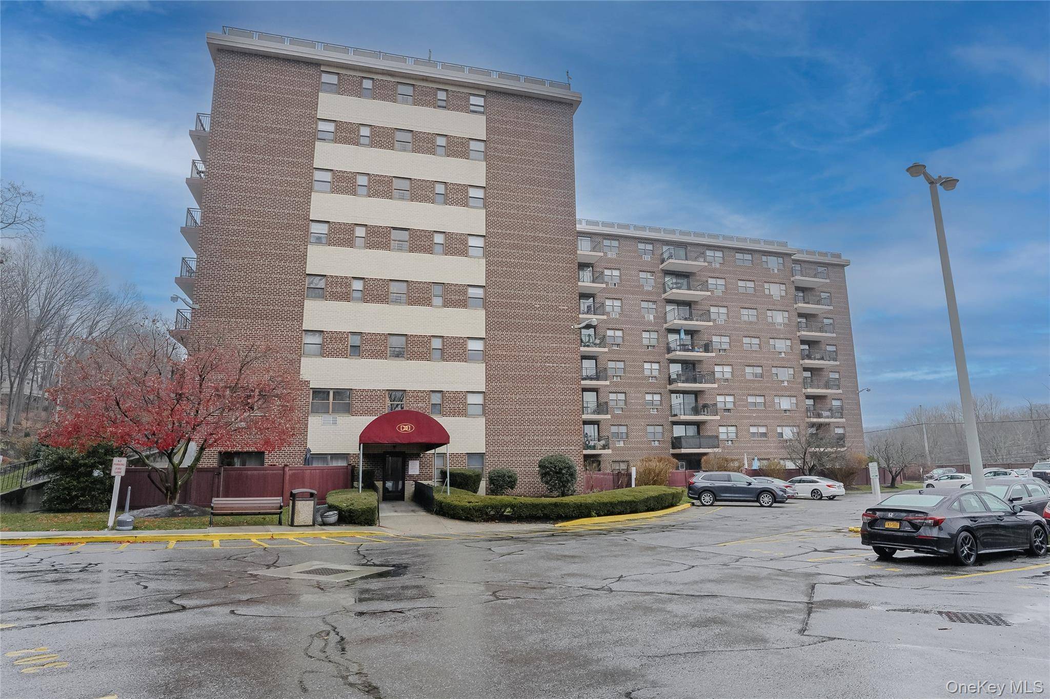 Mount Kisco, NY 10549,100 Diplomat DR #8M