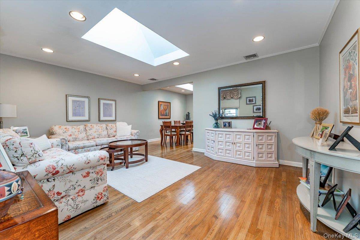 Woodmere, NY 11598,313 Forest AVE