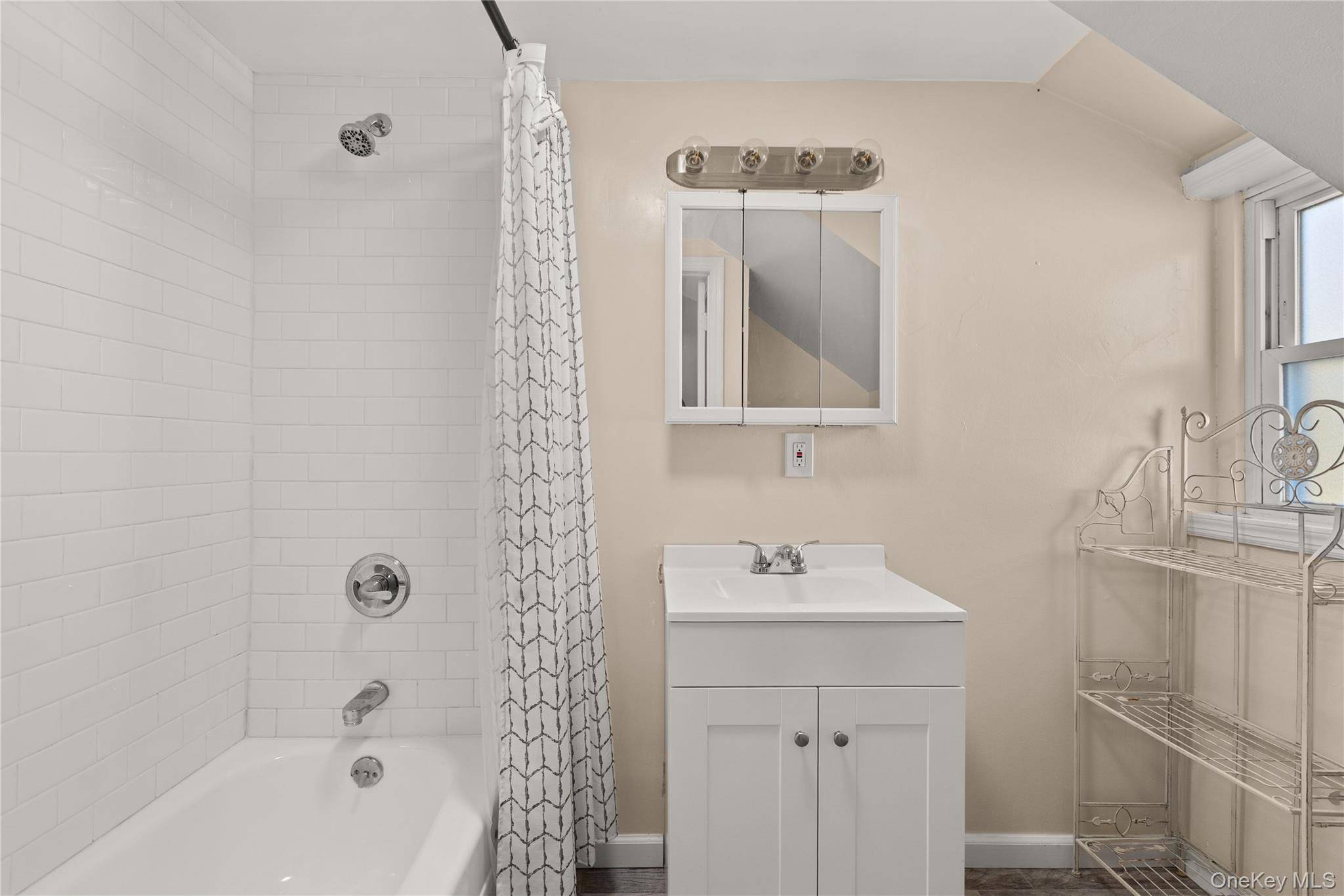 Saint James, NY 11780,174 Mills Pond RD #2D