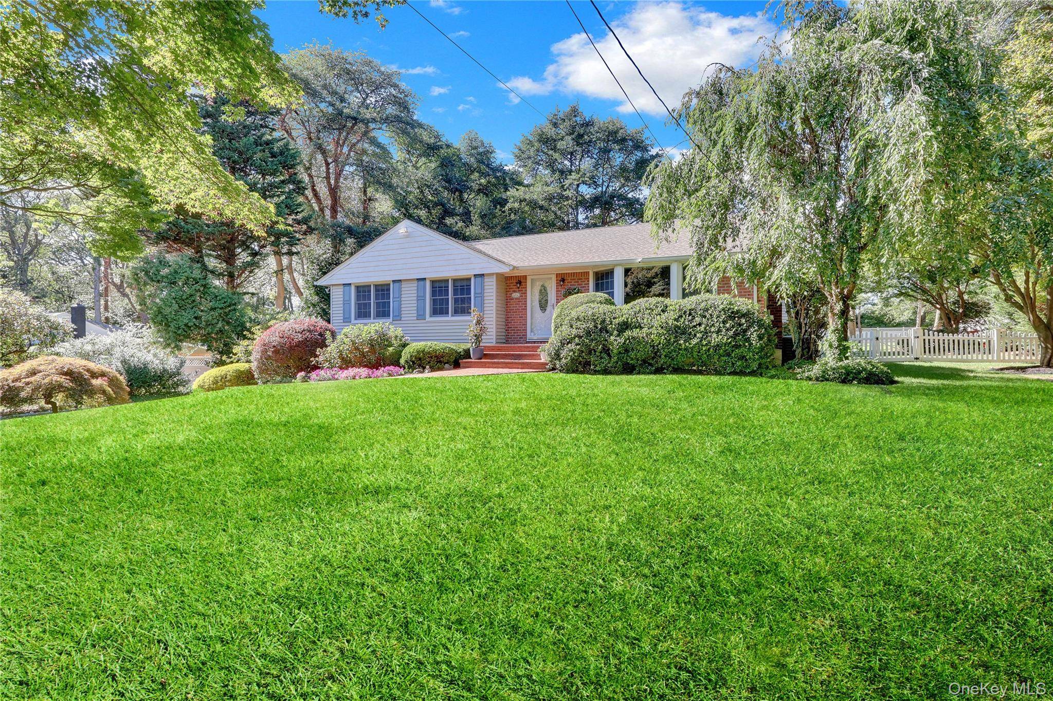 Huntington, NY 11743,5 Robin LN