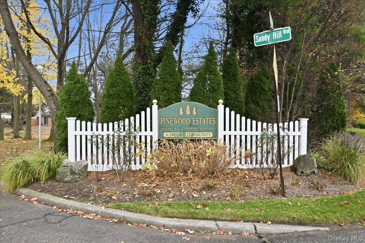 Commack, NY 11725,23 Sandy Hill RD
