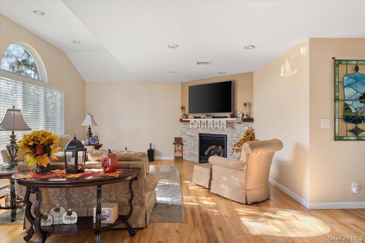 Lindenhurst, NY 11757,194 Newark ST