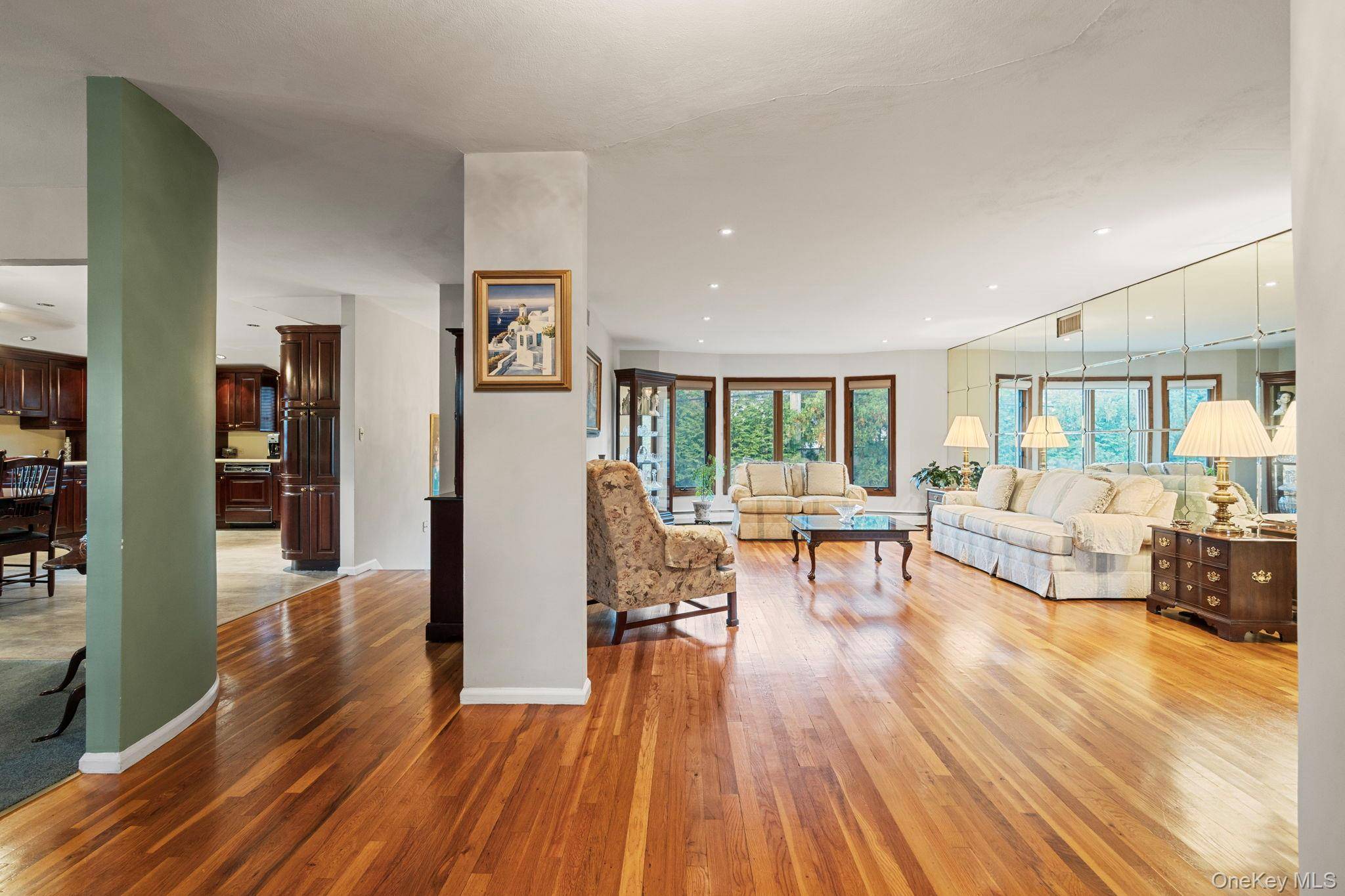 Manhasset Hills, NY 11040,158 Old Courthouse RD