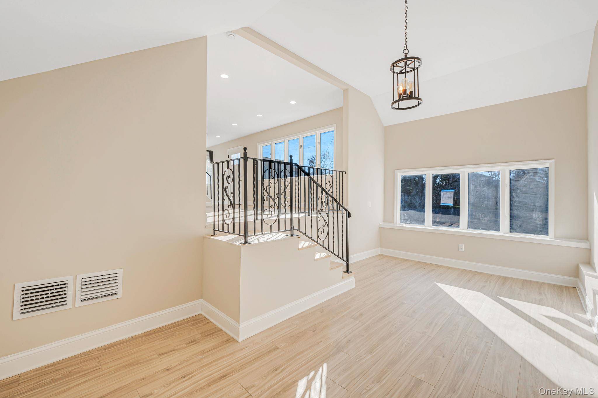 East Northport, NY 11731,23 Cullen DR