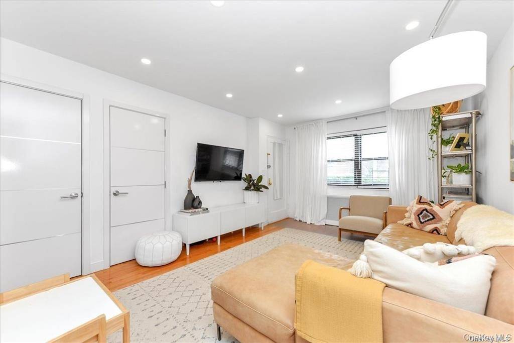 Kew Garden Hills, NY 11367,144-11 77 RD #A