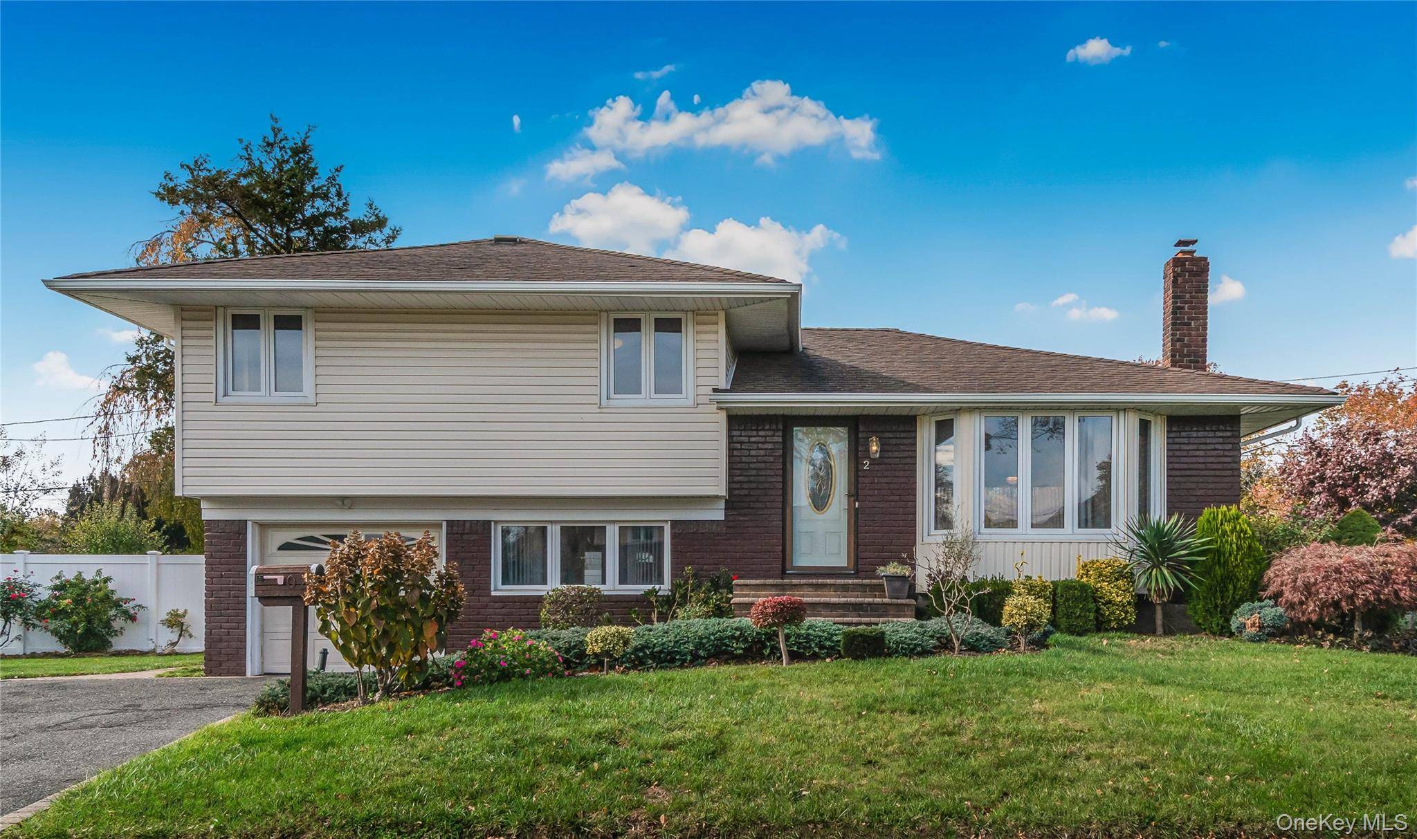 Syosset, NY 11791,2 Deer Path LN