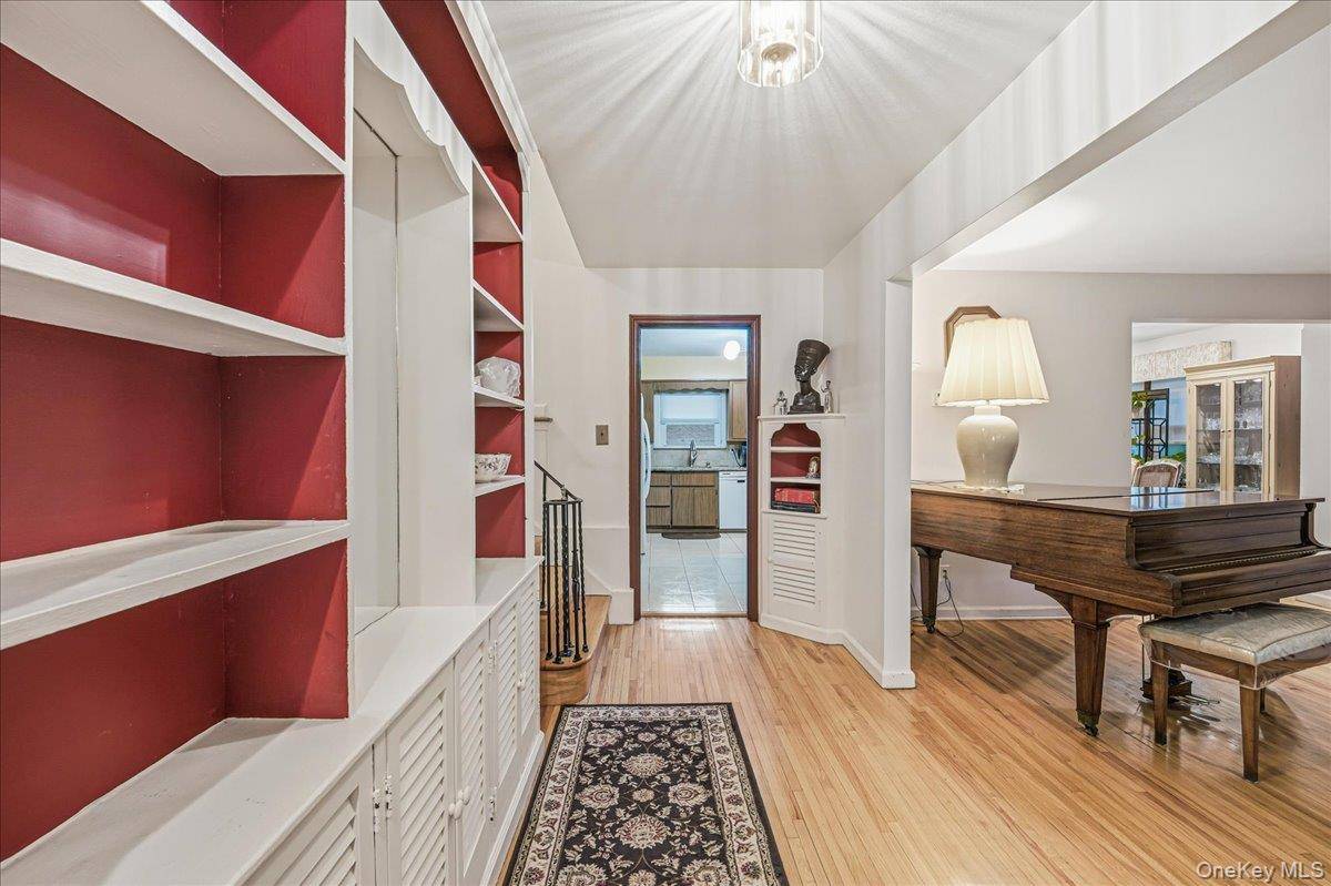 Westbury, NY 11590,816 Pepperidge RD