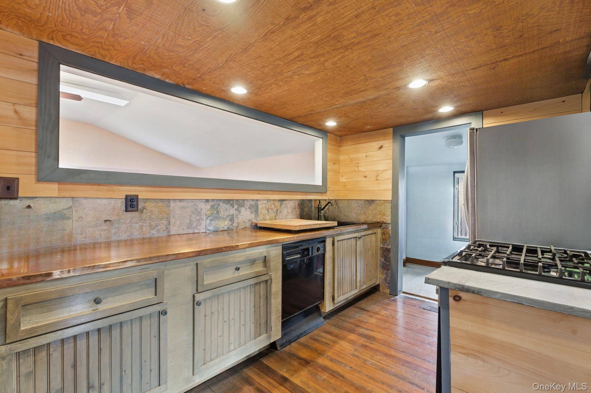 Ronkonkoma, NY 11779,56 Eastview RD