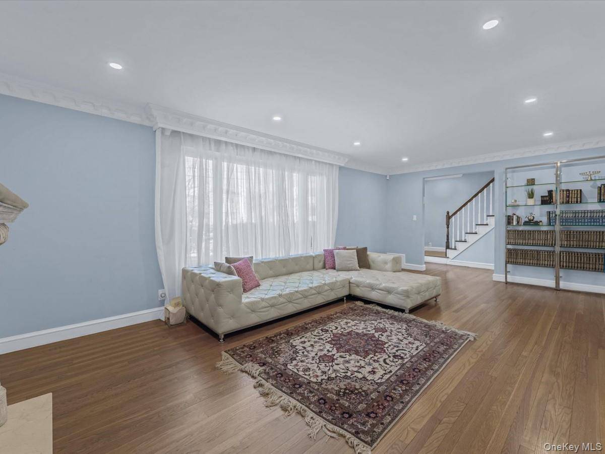 Great Neck, NY 11023,16 Wooleys LN