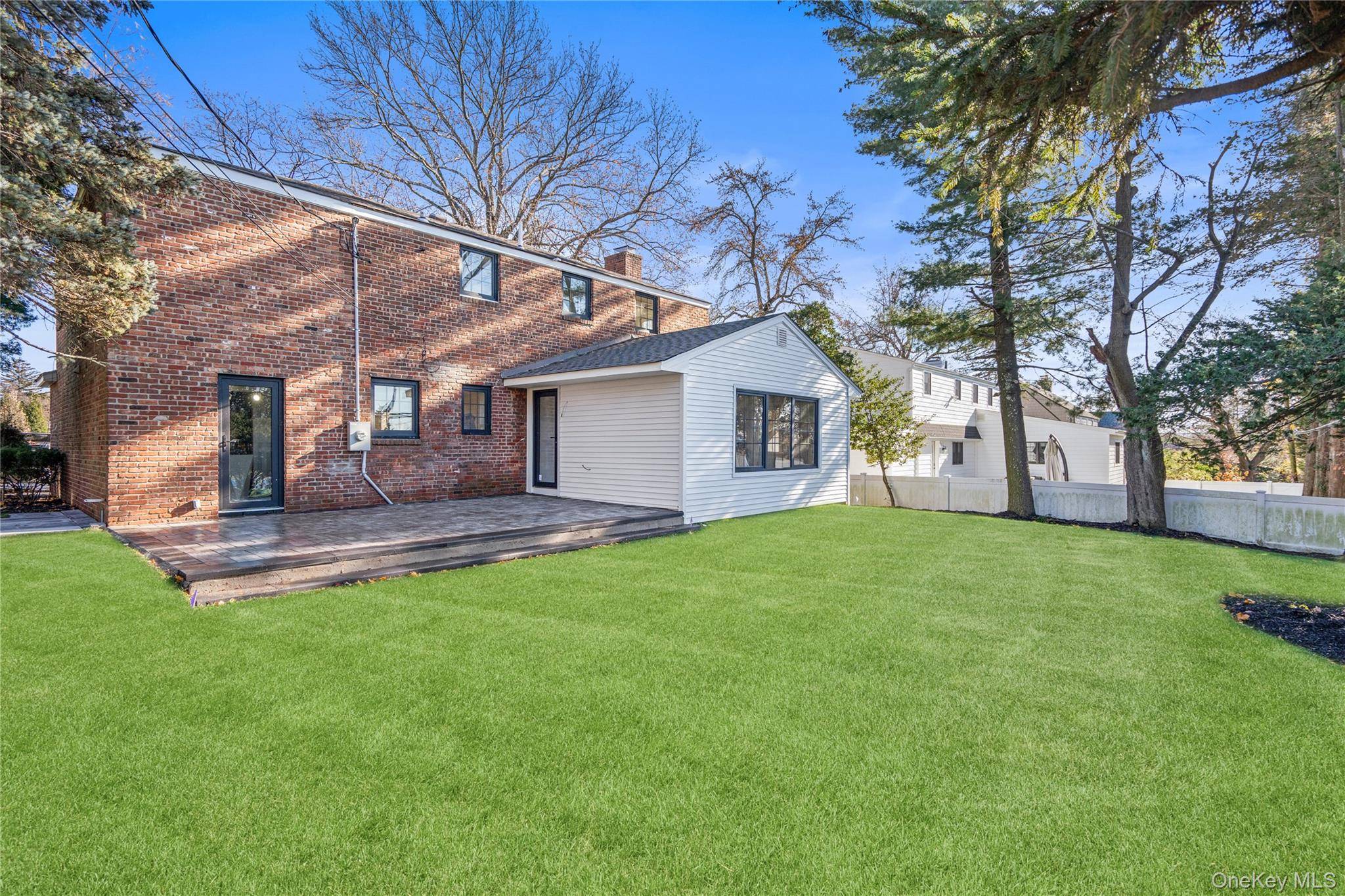 East Hills, NY 11577,11 Entrance RD