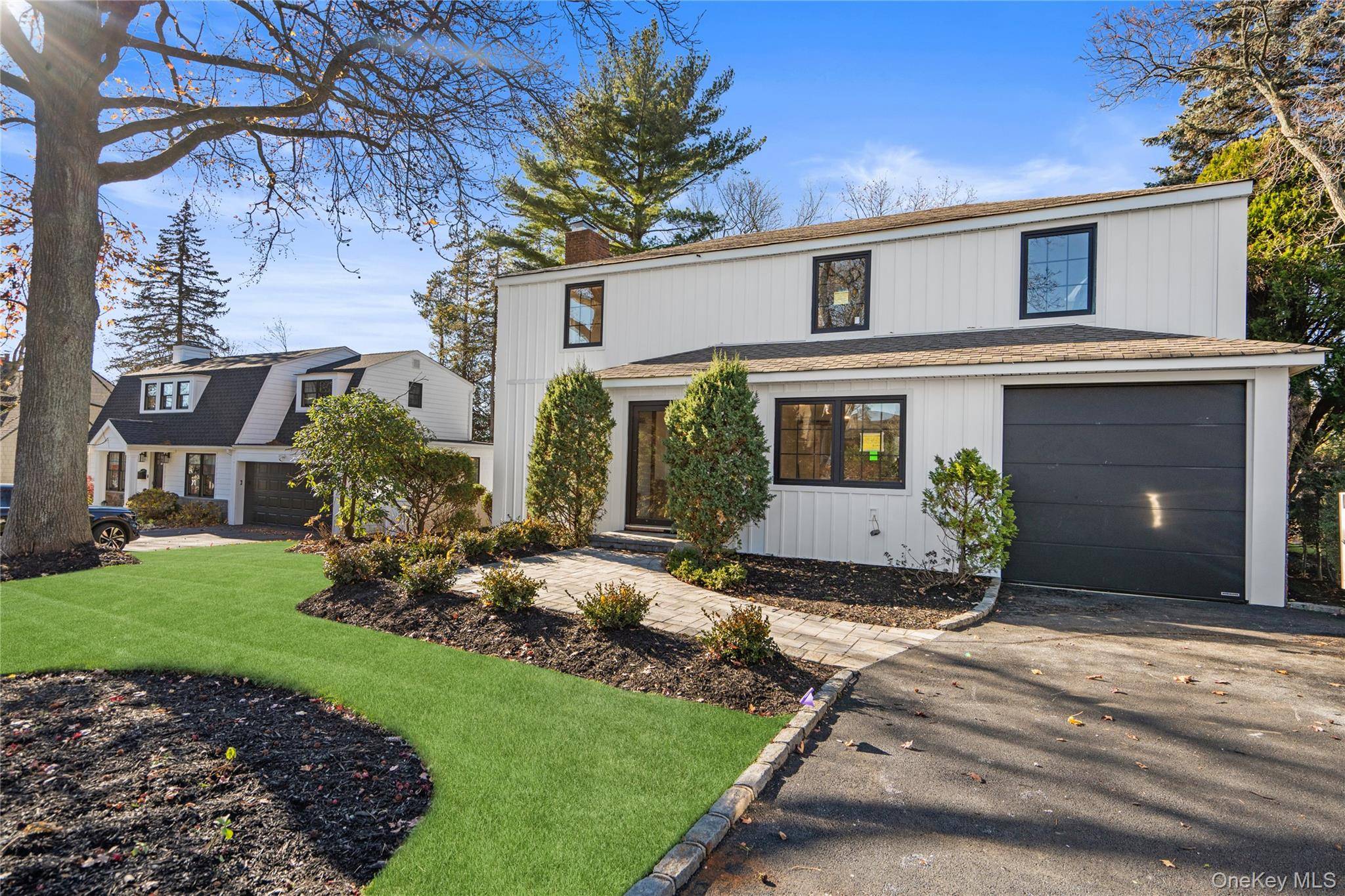 East Hills, NY 11577,11 Entrance RD