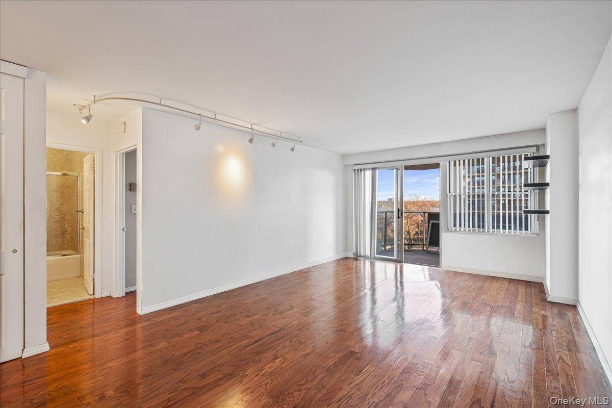 Bayside, NY 11360,17-85 215 ST #5L